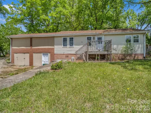 1916 Old Spartanburg Rd, Hendersonville, NC 28792