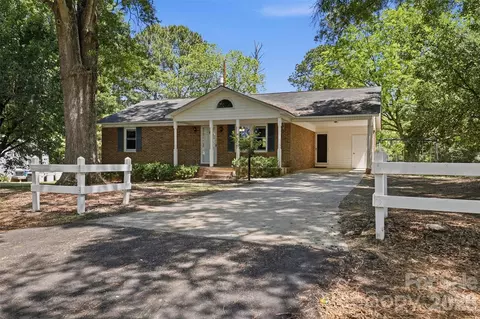 2068 Knight Rd, Lancaster, SC 29720