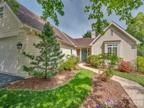 90 Dunroy Dr, Hendersonville, NC 28739
