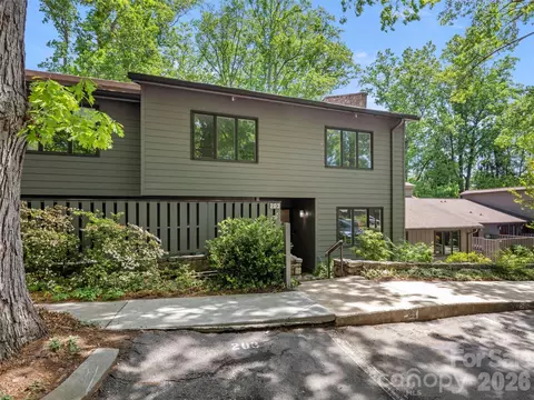 203 Crowfields Dr, Asheville, NC 28803