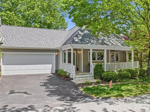 119 Carriage Walk Ln, Hendersonville, NC 28791