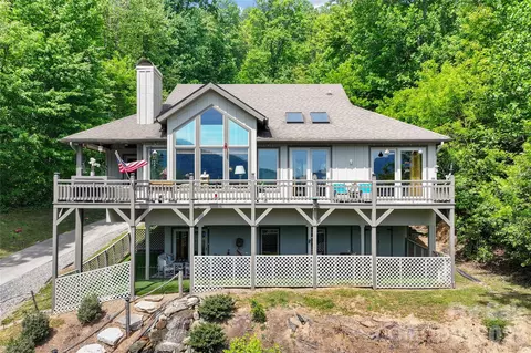 266 Hawks Crest Dr, Waynesville, NC 28786