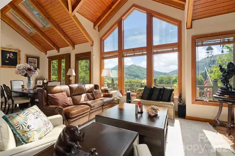 266 Hawks Crest Dr, Waynesville, NC 28786