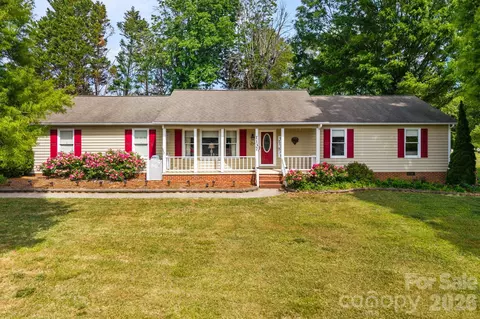 1137 Hibriten Se Dr SE, Lenoir, NC 28645