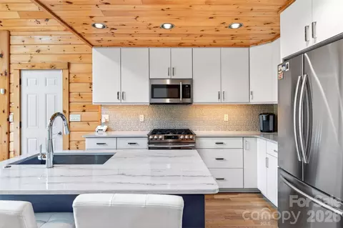 Kitchen - 3097 W Moonlight Pl, Morganton, NC 28655 photo 2 of 3