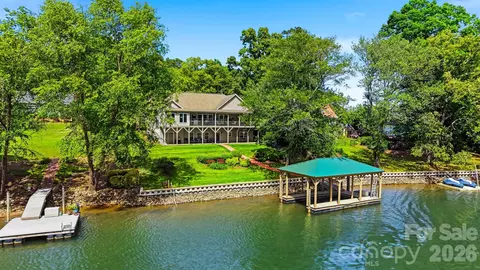 65 King Arthurs Ct, Hickory, NC 28601