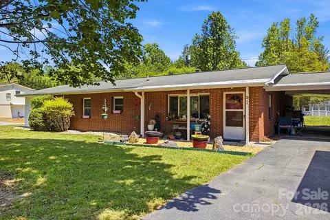 88 Lost Creek Dr, Flat Rock, NC 28731