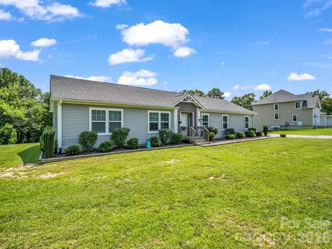 213 Big Oak Rd, Hendersonville, NC 28792