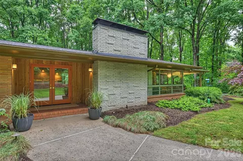1916 Fair Forest Dr, Matthews, NC 28105