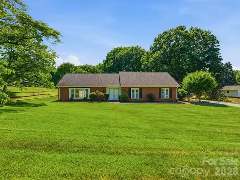 1020 Longreen Dr, Kernersville, NC 27284