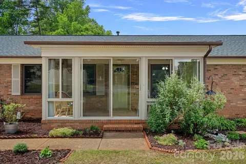 6131 Kinghurst Dr, Charlotte, NC 28216