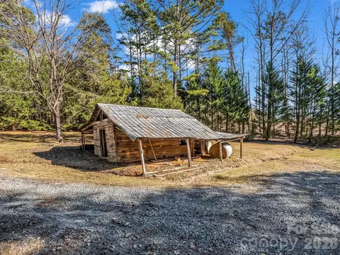 Exterior - 650 Smith Waldrop Rd, Columbus, NC 28722 photo 4 of 6