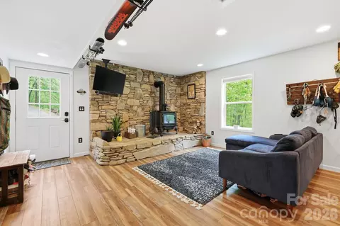 302 Rich Mountain Rd, Flat Rock, NC 28731