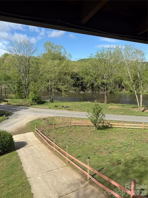 7 Noland S Dr S, Clyde, NC 28721 photo 2
