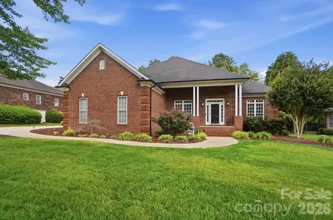 8000 Tottenham Dr, Harrisburg, NC 28075