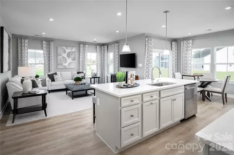 921 Heathway Dr, Charlotte, NC 28213