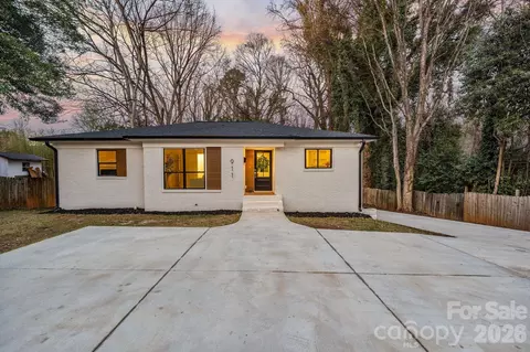 911 E Woodlawn Rd, Charlotte, NC 28209