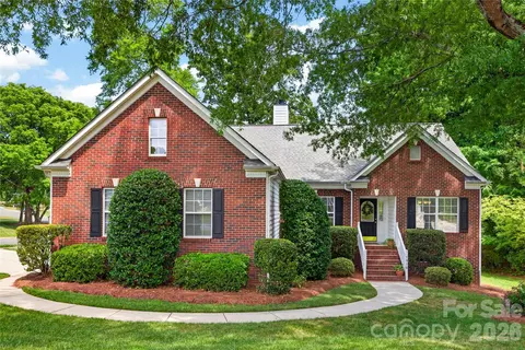 1918 Weighmont Ct, Charlotte, NC 28227