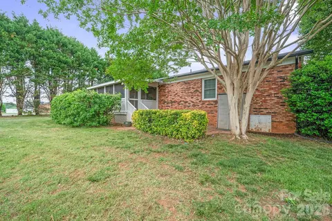 Exterior - 1329 Landsdowne Dr, Conover, NC 28613 photo 2 of 4