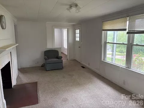 Living - 162 Phillips Ln, Spruce Pine, NC 28777 photo 2 of 2