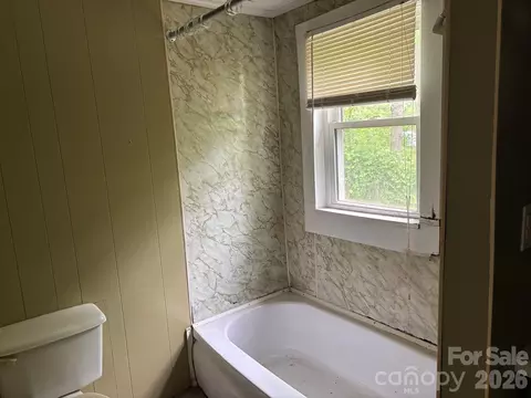 Bath - 162 Phillips Ln, Spruce Pine, NC 28777 photo 1 of 1