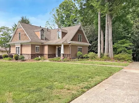 911 Weymouth Dr, Gastonia, NC 28056