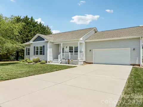 464 Riverwind Dr, Hendersonville, NC 28739