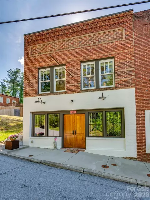 40 Church St, Saluda, NC 28773