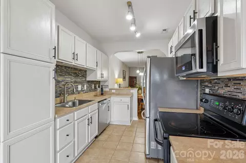 Kitchen - 2038 Oakstone Dr, Monroe, NC 28110 photo 4 of 4