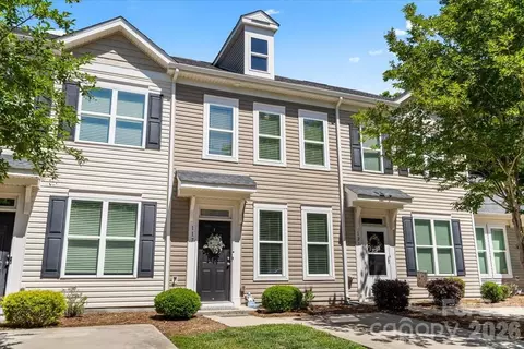 117 N Island Village N Dr N, Mount Holly, NC 28120