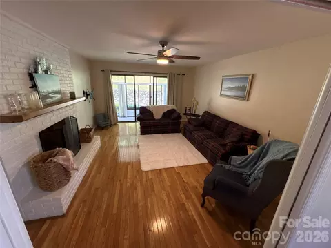 610 Britton Creek Dr, Hendersonville, NC 28791