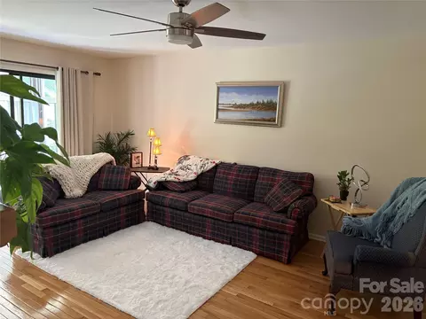 610 Britton Creek Dr, Hendersonville, NC 28791