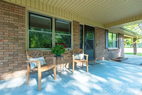 34 Goldmont St, Black Mountain, NC 28711