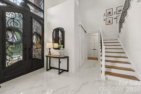 Entry Way - 209 E Glenview Dr, Salisbury, NC 28147 photo 2 of 4