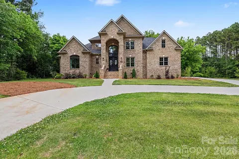 Exterior - 209 E Glenview Dr, Salisbury, NC 28147 photo 4 of 11