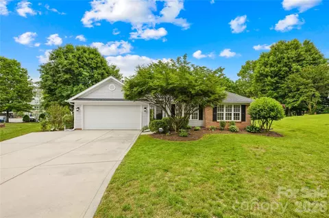 124 Huckleberry Ln, Mount Holly, NC 28120