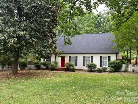 14132 Honeysuckle Ridge Dr, Matthews, NC 28105