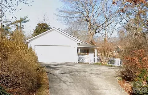 105 Amelia Dr, Hendersonville, NC 28792