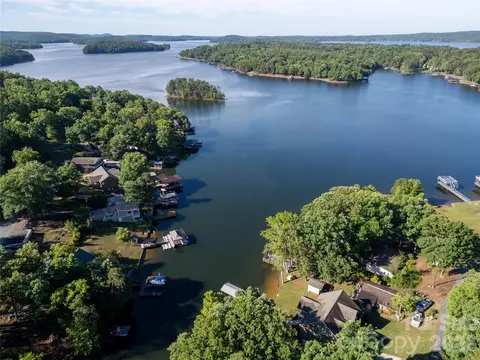 292 N Shoreline Dr, New London, NC 28127