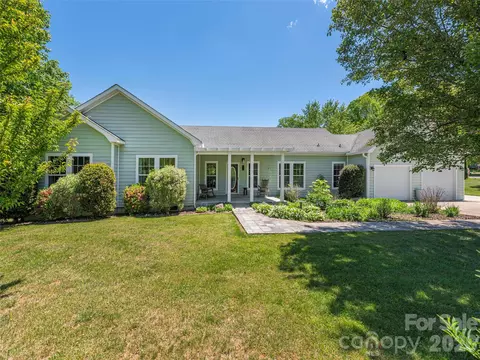 16 Chinaberry Ct, Waynesville, NC 28785
