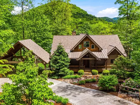 60 Shoreline Dr, Tuckasegee, NC 28783