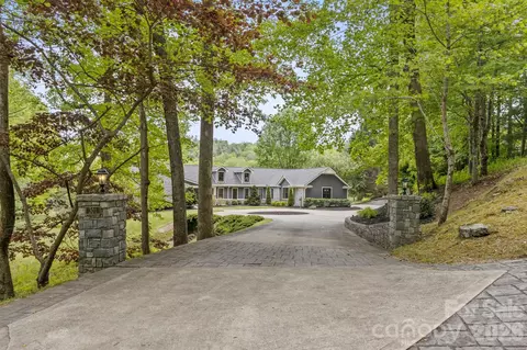 301 Winding Meadows Dr, Flat Rock, NC 28731