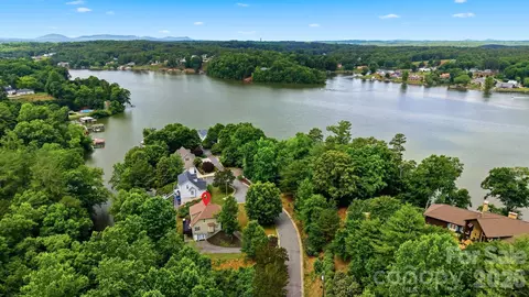 909 36th Nw Ave NW, Hickory, NC 28601