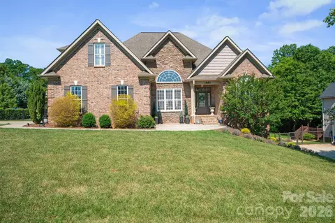 1890 Waterbury Ct, Hickory, NC 28602