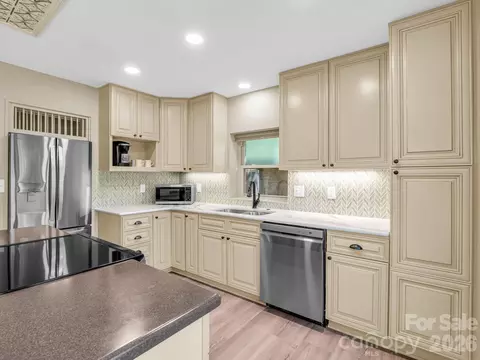 Kitchen - 44 Jervey 4c Rd #4C, Tryon, NC 28782 photo 2 of 4