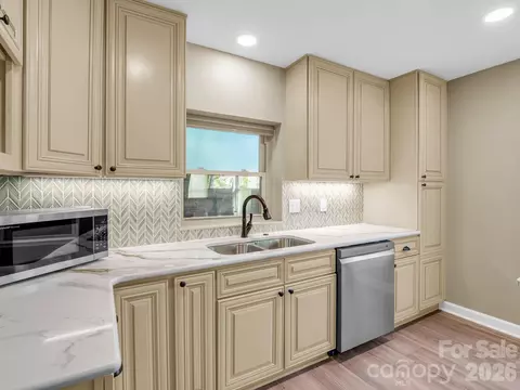 Kitchen - 44 Jervey 4c Rd #4C, Tryon, NC 28782 photo 4 of 4
