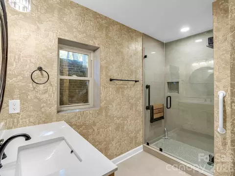 Bath - 44 Jervey 4c Rd #4C, Tryon, NC 28782 photo 2 of 5
