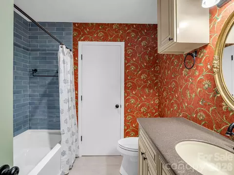 Bath - 44 Jervey 4c Rd #4C, Tryon, NC 28782 photo 3 of 5