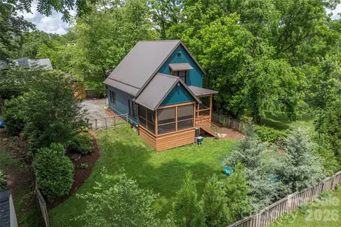 5 Grove St, Weaverville, NC 28787