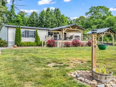 219 Jackson Loop Rd, Flat Rock, NC 28731